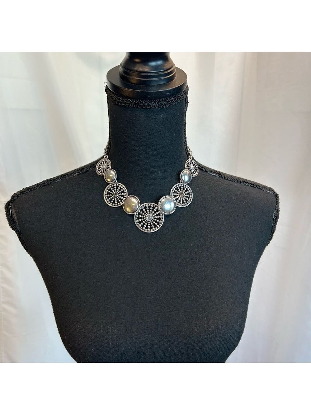 SILVER-TONE circular round medallion rhinestone chunky statement necklace